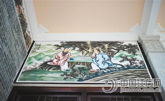 墙上的彩绘，除了传统的山水花鸟、祥瑞花纹，还有传统文化故事绘画。