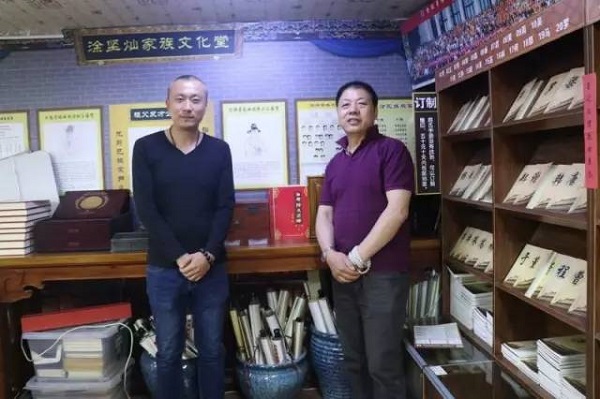 陆海宝副会长（右二）参观中国文化信息协会家文化工作委员会.jpg